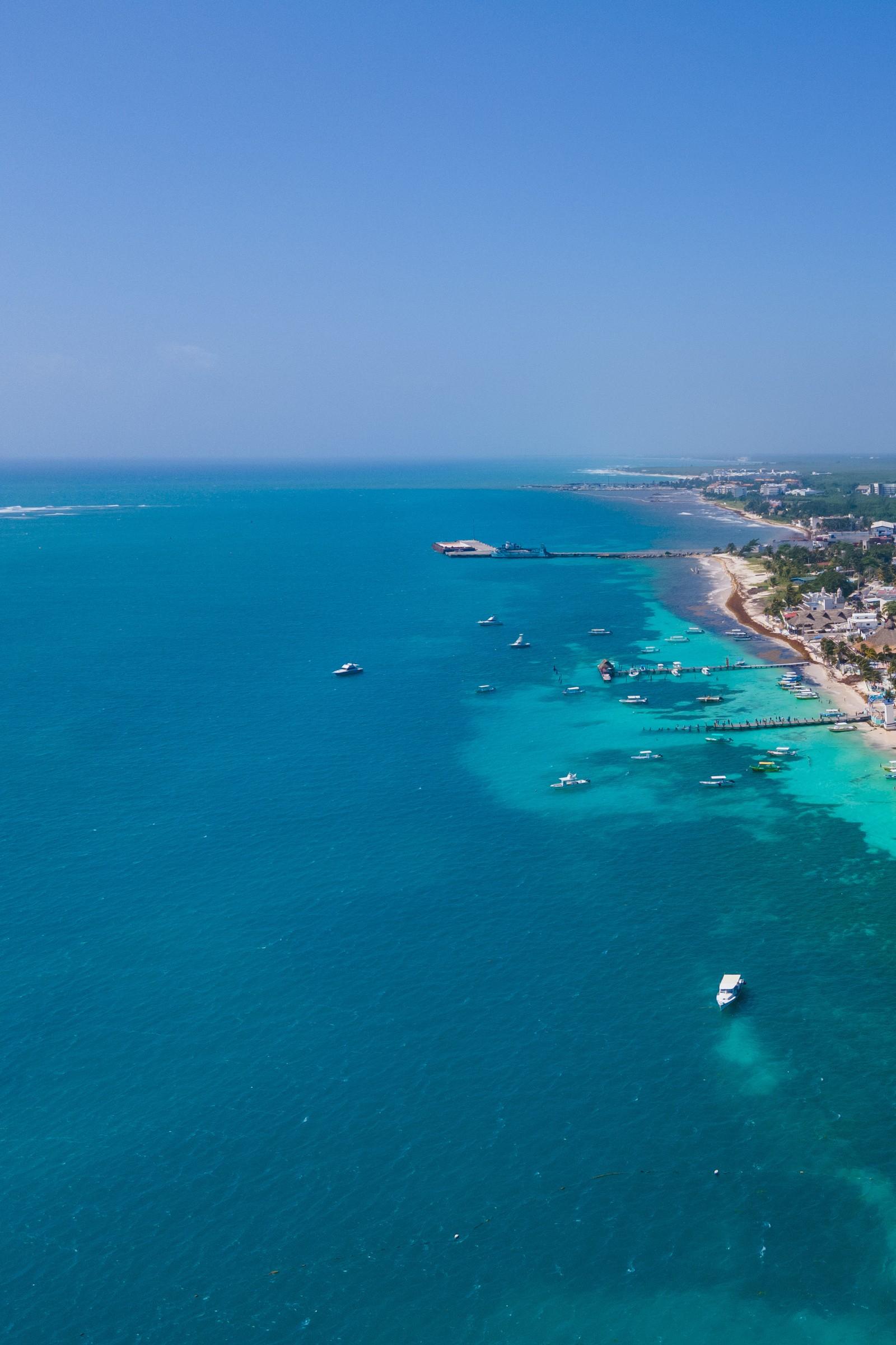 Mar en calma frente a Puerto Morelos, vista aérea